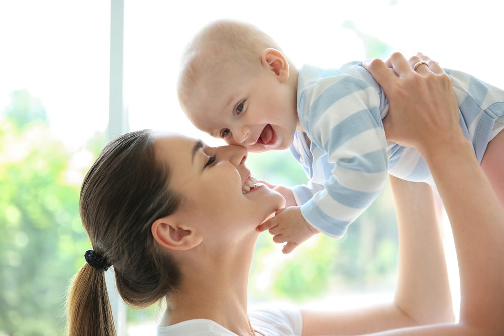 Feliz madre y bebé