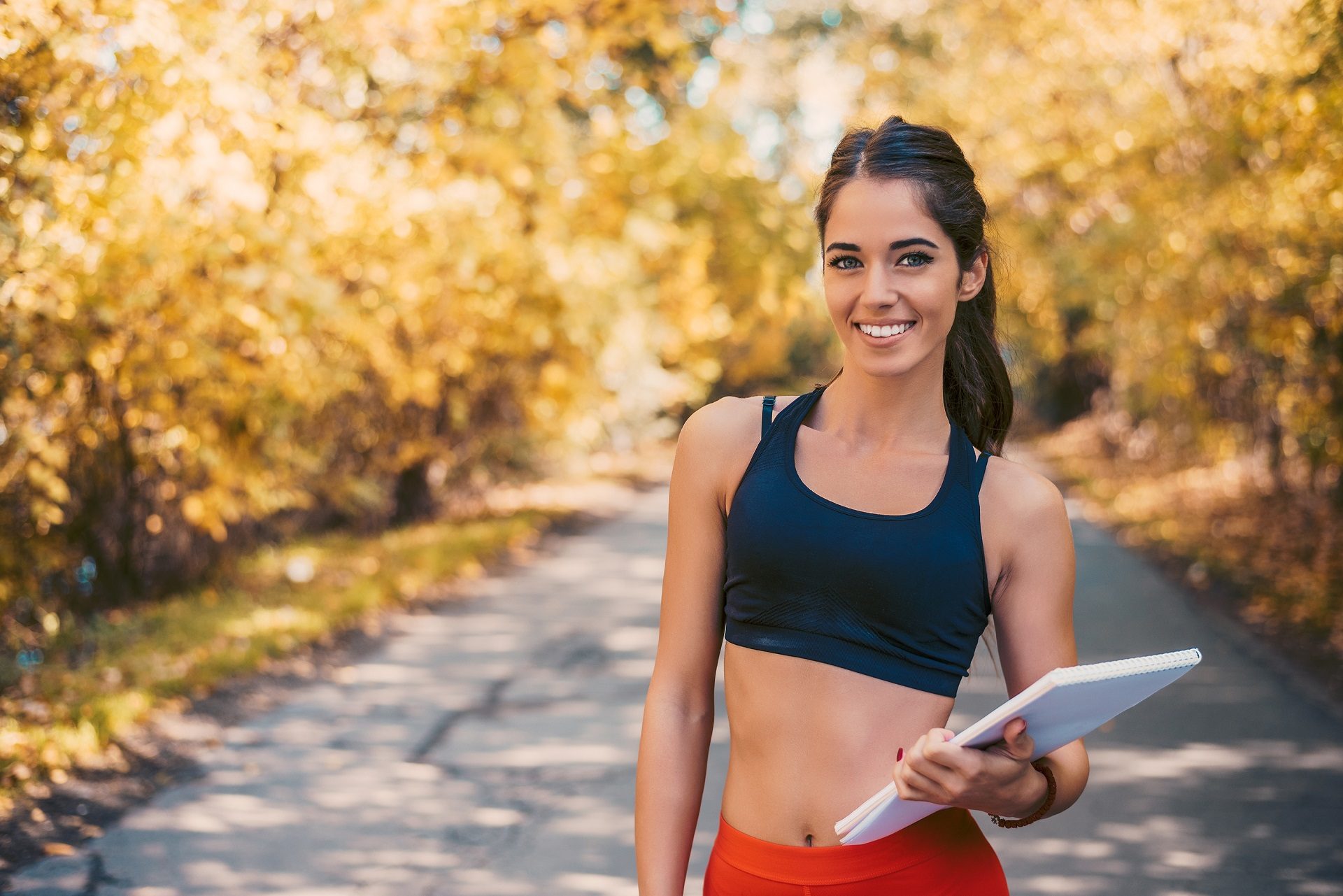 Mujer saludables con ropa de ejercicio