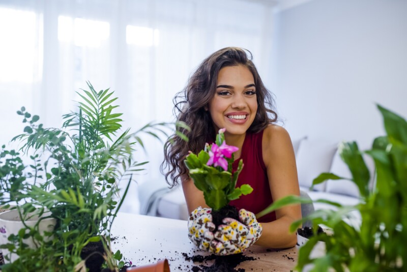 mujer con plantas de macetaen