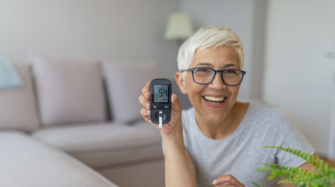mujer con diabetes y medidor de glucosa