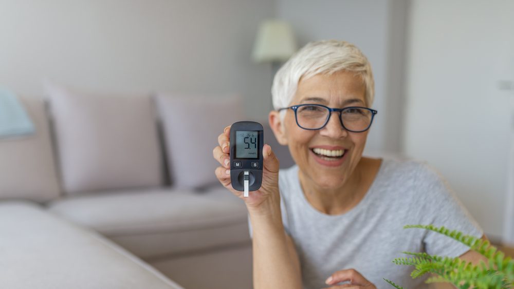 mujer con diabetes y medidor de glucosa