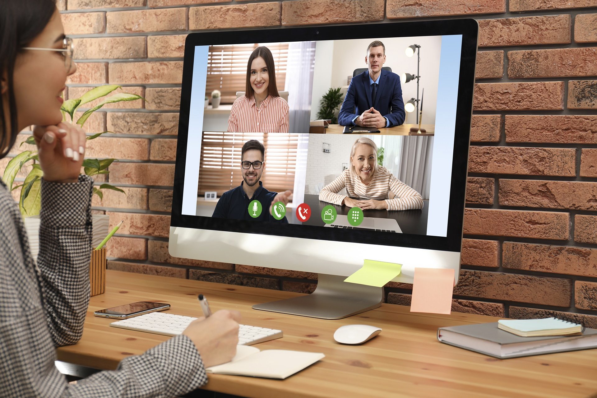 Mujer teniendo video chat con amigos