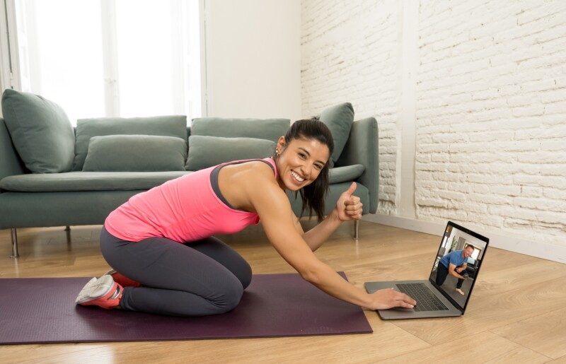 Mujer haiendo ejercicio con videoconferencia