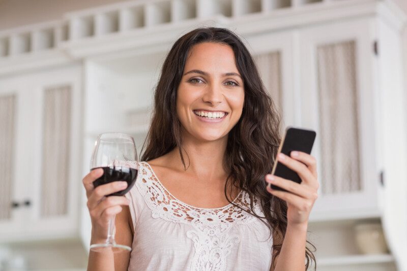 chica con copa de vino