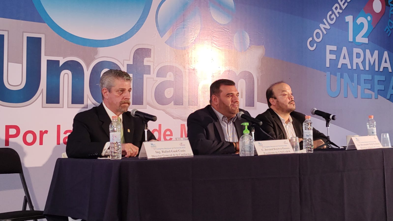 De Izquierda a derecha: Rafael Gual, Director Canifarma, Juvenal Becerra Orozco, Presidente UNEFARM y Raymundo Trejo, Director Comercial Distribuidora Levic