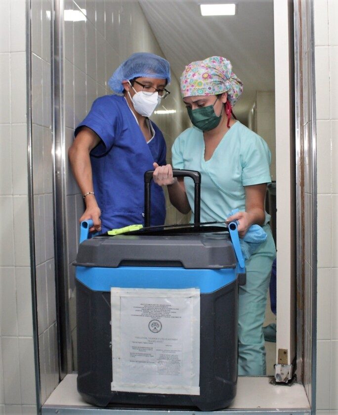 Personal de salud recibiendo donación de organos