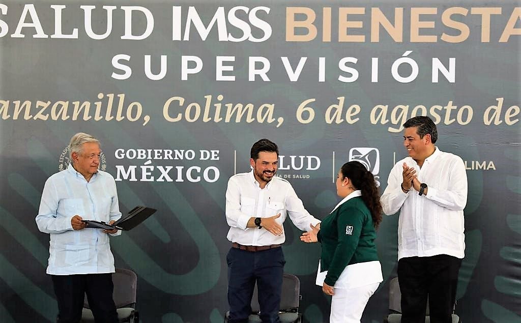 presidente de la República entregó de manera simbólica de bases incorporadas a IMSS-Bienestar a la auxiliar de Enfermería General, Elvia Selene Arias Ramos, y al médico general José Romeo Almanza Silva.