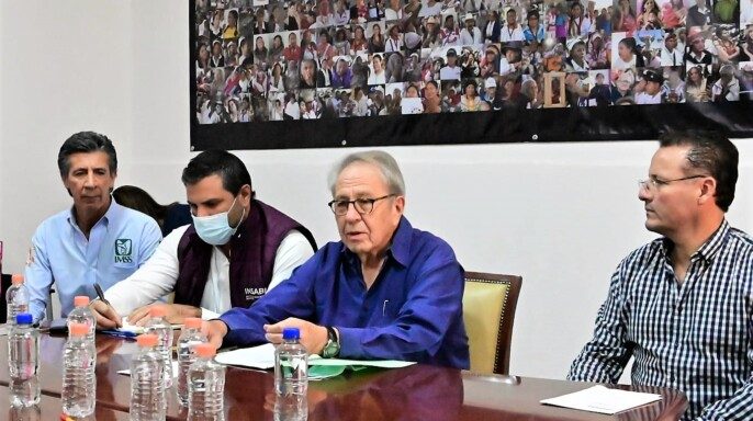 Alcocer Varela acompañado por autoridades del sector Salud
