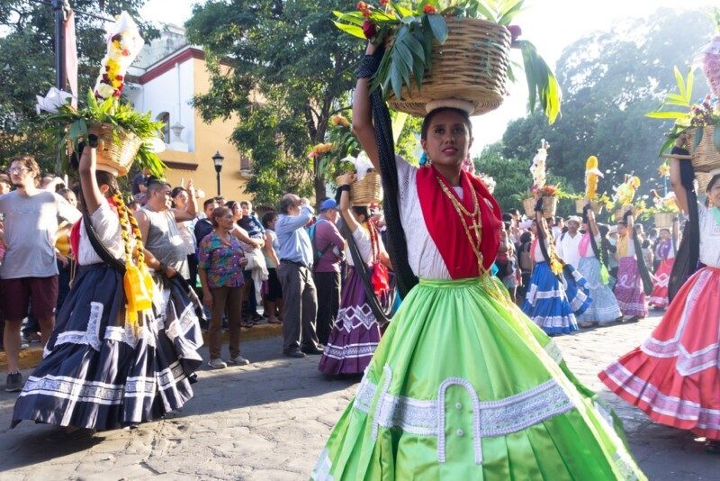 mujeres con vestimenta tradicional