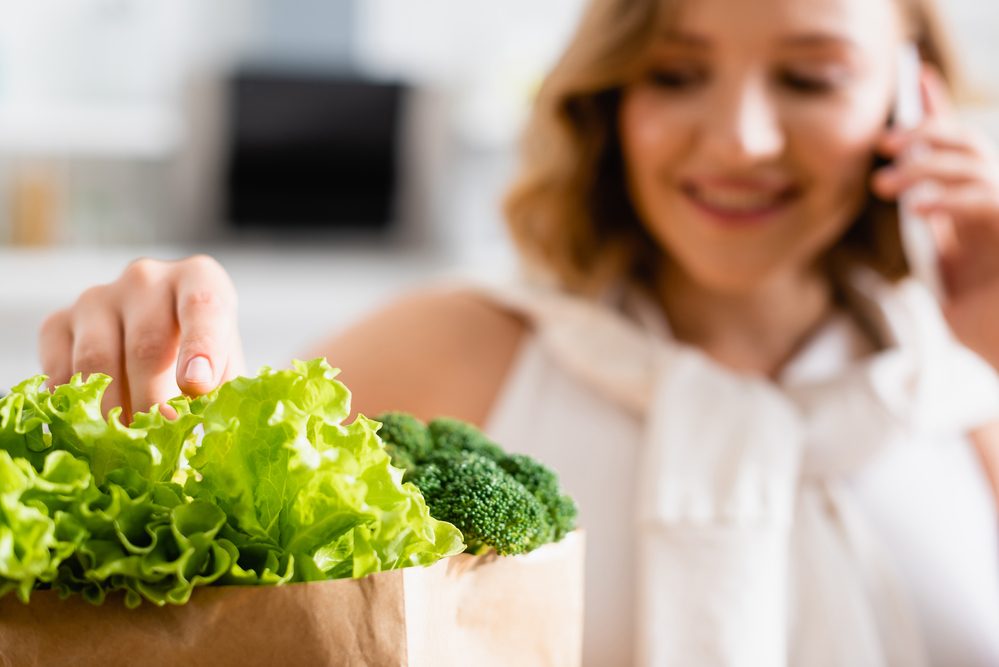 mujer con verduras