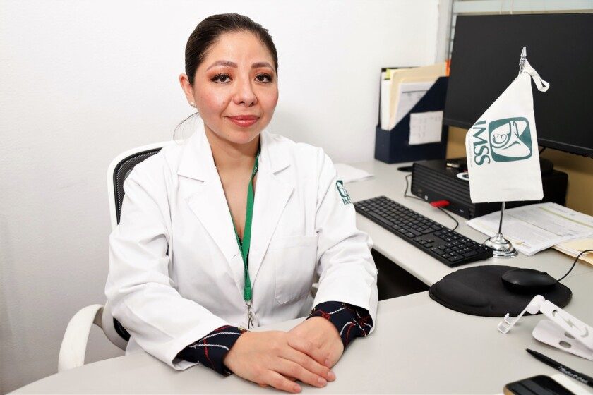 coordinadora de Programas Médicos en la División de Atención Gineco Obstétrica y Perinatal, doctora Auria Viridiana Avendaño Pérez