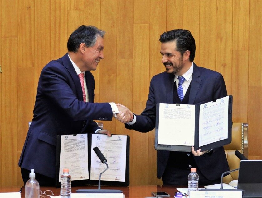 El director general del IMSS, Zoé Robledo, y el presidente de CONSAR, Iván Pliego Moreno, suscribieron este acuerdo.