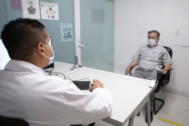 médico y aciente en consultorio