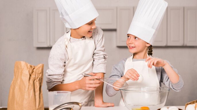 niños en la cocina vestidos de chefs