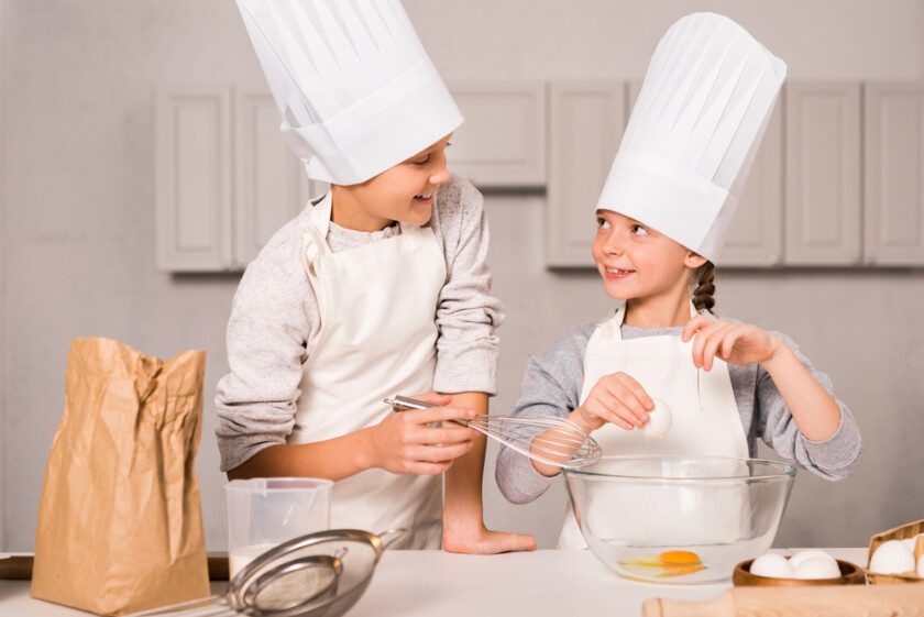 niños en la cocina vestidos de chefs