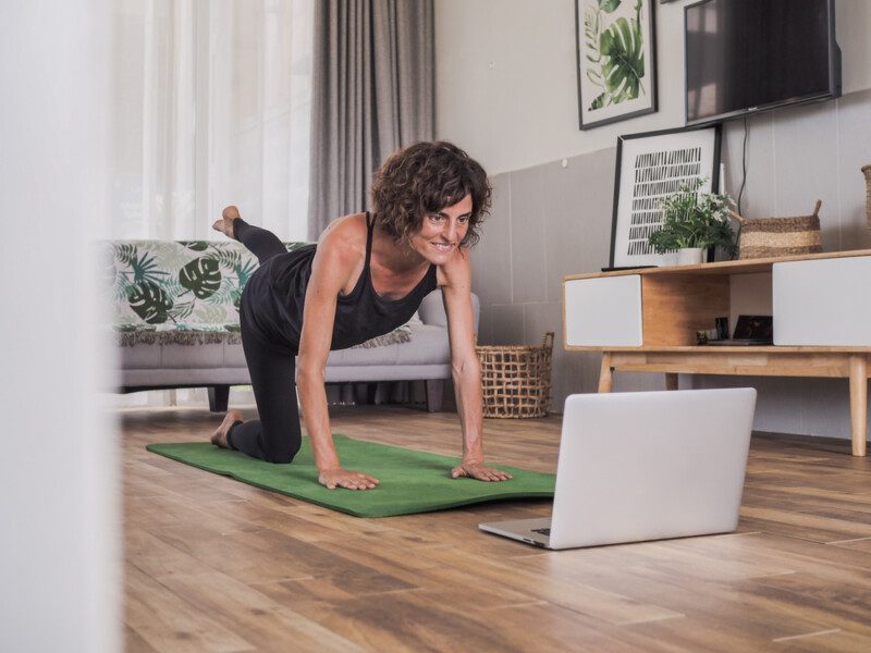 mujer madura haciendo ejercicio