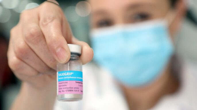 Enfermera sosteniendo vacuna