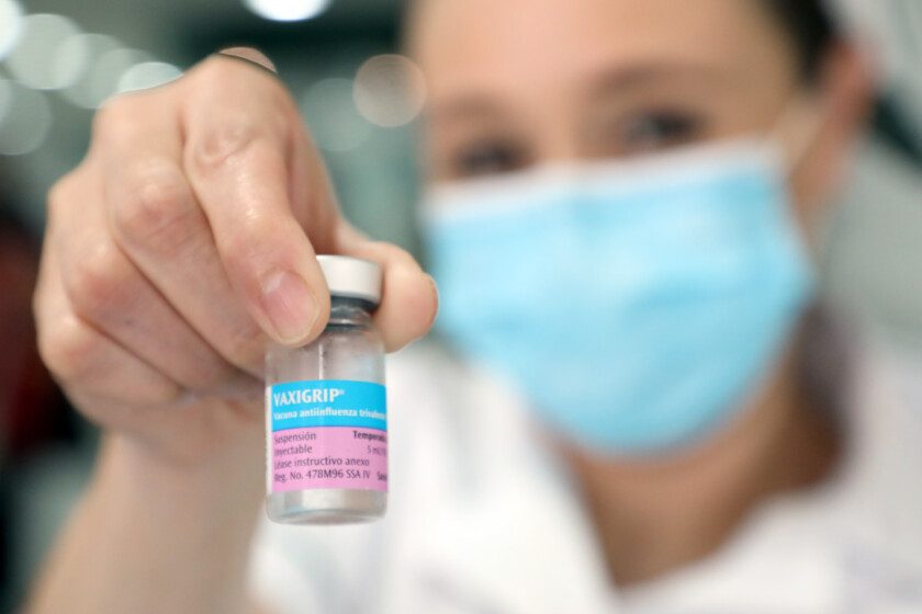 Enfermera sosteniendo vacuna