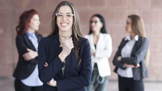 Mujer de negocios sonriente exitosa liderando un grupo