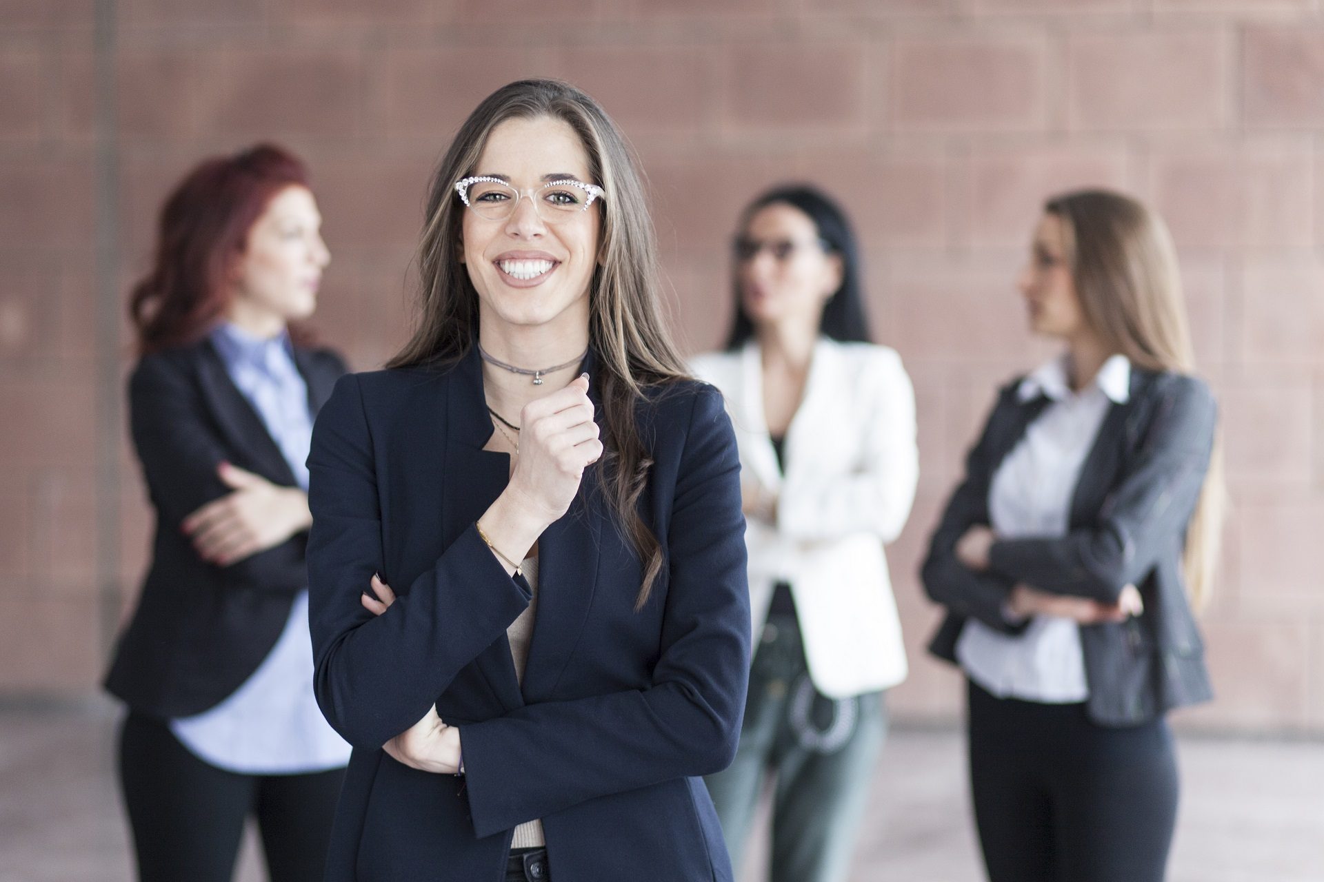 Mujer de negocios sonriente exitosa liderando un grupo