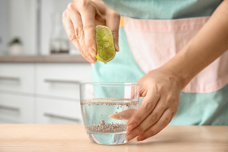 preparando agua con chia