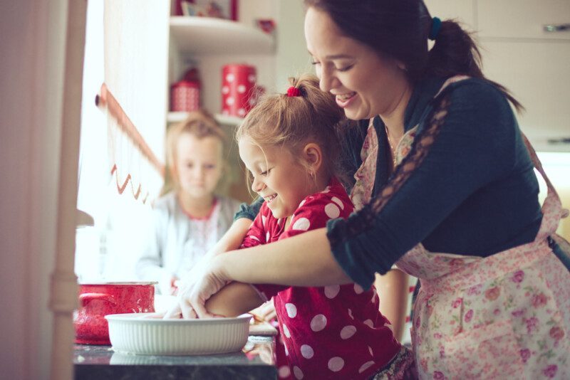 familia cocinando