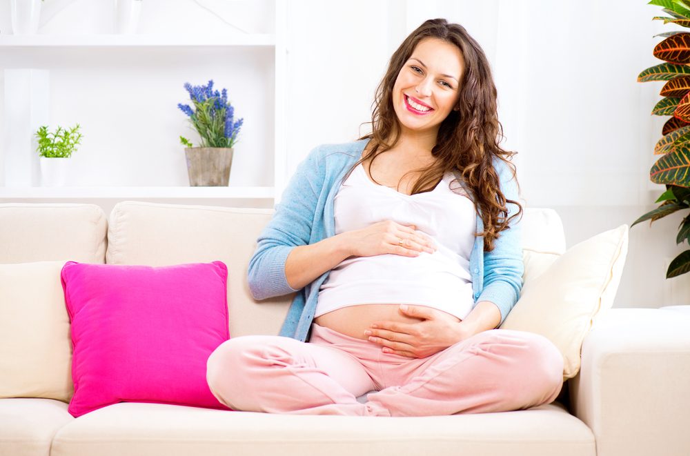 mujer embarazada feliz