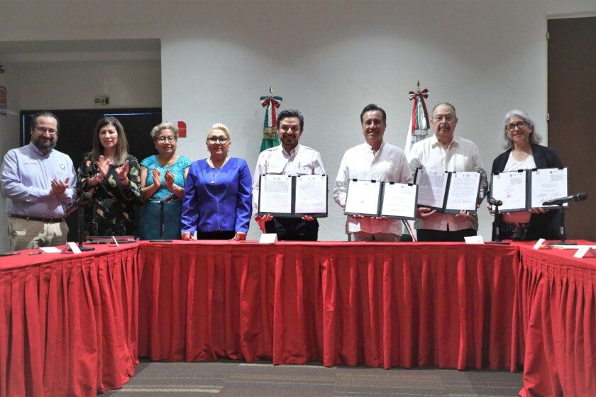 El director general del Instituto Mexicano del Seguro Social y el gobernador de Veracruz firmaron el convenio IMSS-Bienestar para la entidad.
