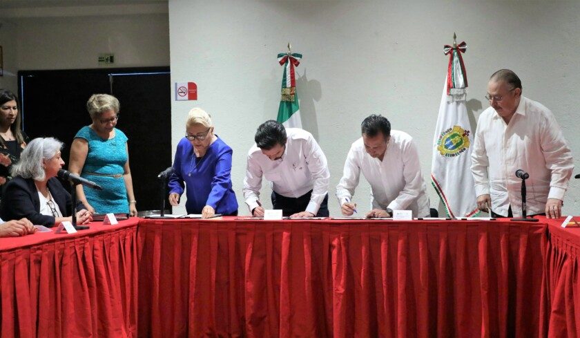 Acto del director general del Seguro Social, Zoé Robledo, y el gobernador de Veracruz de Ignacio de la Llave, Cuitláhuac García Jiménez, firmaron el convenio IMSS-Bienestar