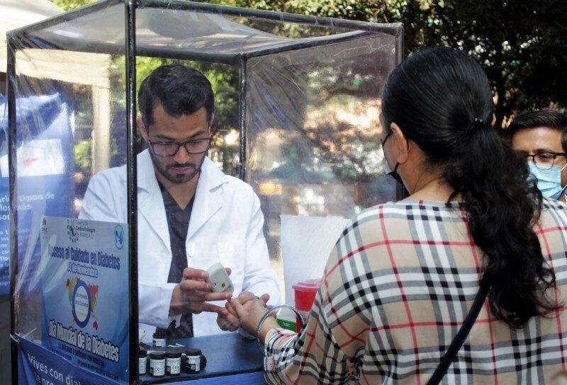 Médico del IMSS midiendo glucosa