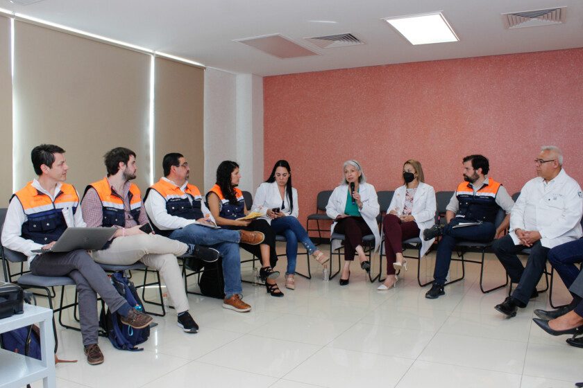 Persona en reunion de trabajo con COFEPRIS Hospital IMSS-BIENESTAR Villa de Álvarez