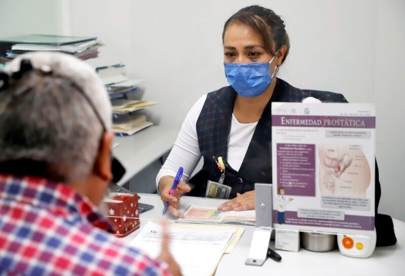 Enfermera informando a paciente