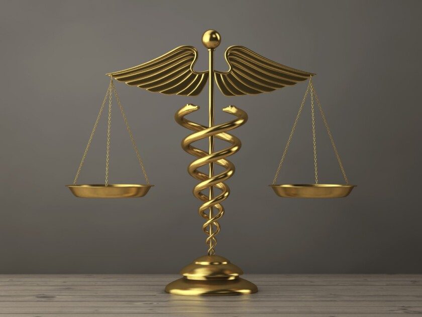 Concepto de justicia en salud una balanza con icoo de salud