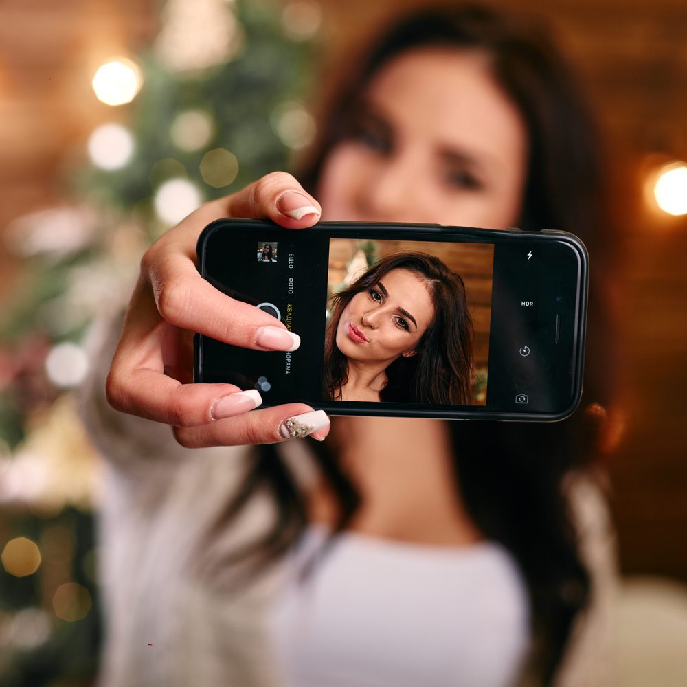 chica tomando foto con su celular