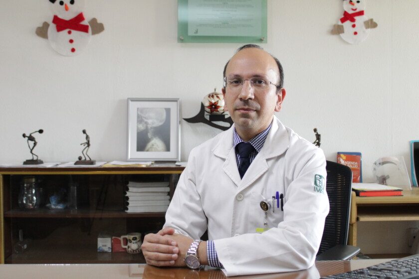  doctor Juan Antonio Mendoza Breton, director médico del Hospital de Traumatología “Dr. Victorio de la Fuente Narváez”