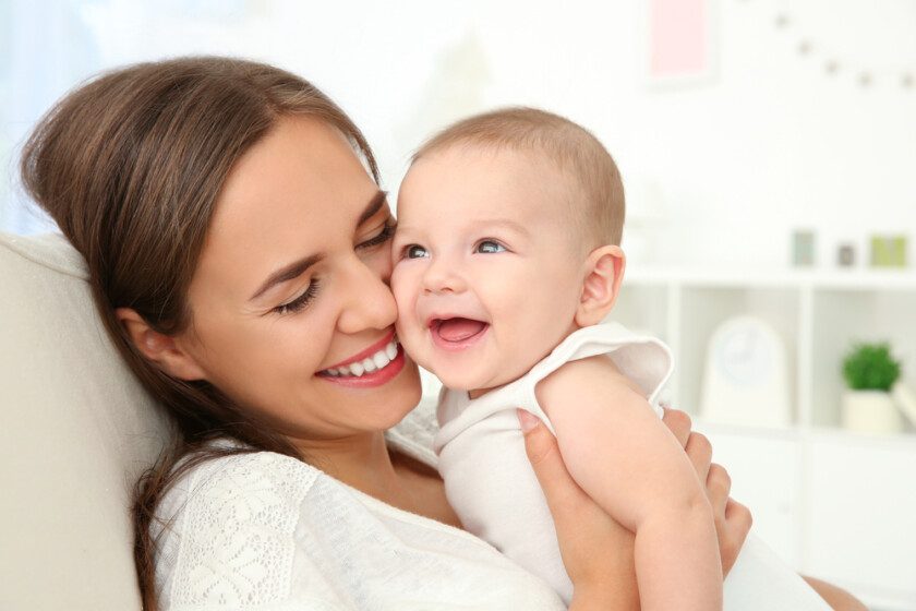 Retrato de madre joven con lindo bebé en casa — Foto de Stock Retrato de madre joven con lindo bebé en casa.