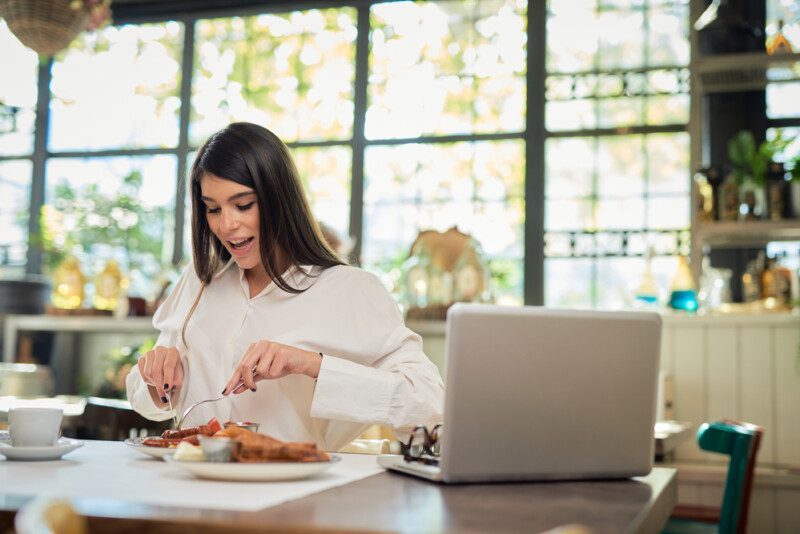 Mujer comiendo pan francés para desayunar