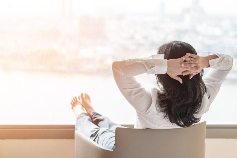 Relajación Estilo Vida Simple Con Mujer Negocios Trabajadora Asiática Estilo — Foto de Stock Relajación de estilo de vida simple con mujer de negocios