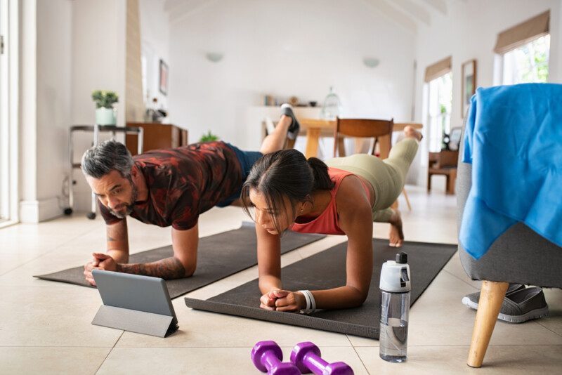 Pareja madura haciendo ejercicio en casa