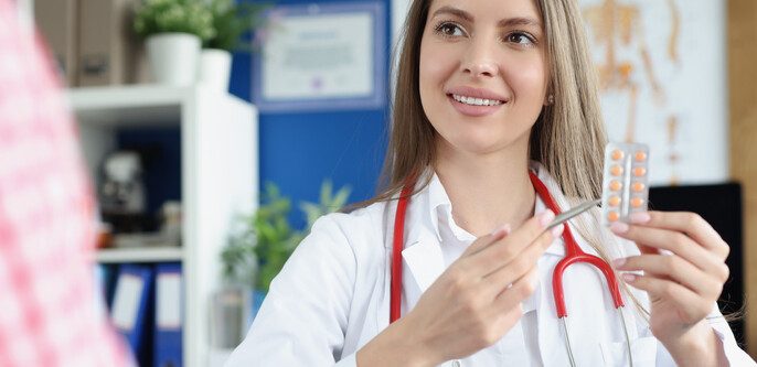 Médico ginecólogo mostrando ampolla paciente mujer con pastillas en la clínica — Foto de Stock Médico ginecólogo mostrando ampolla paciente mujer con pastilla.