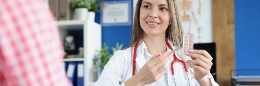 Médico ginecólogo mostrando ampolla paciente mujer con pastillas en la clínica — Foto de Stock Médico ginecólogo mostrando ampolla paciente mujer con pastilla.