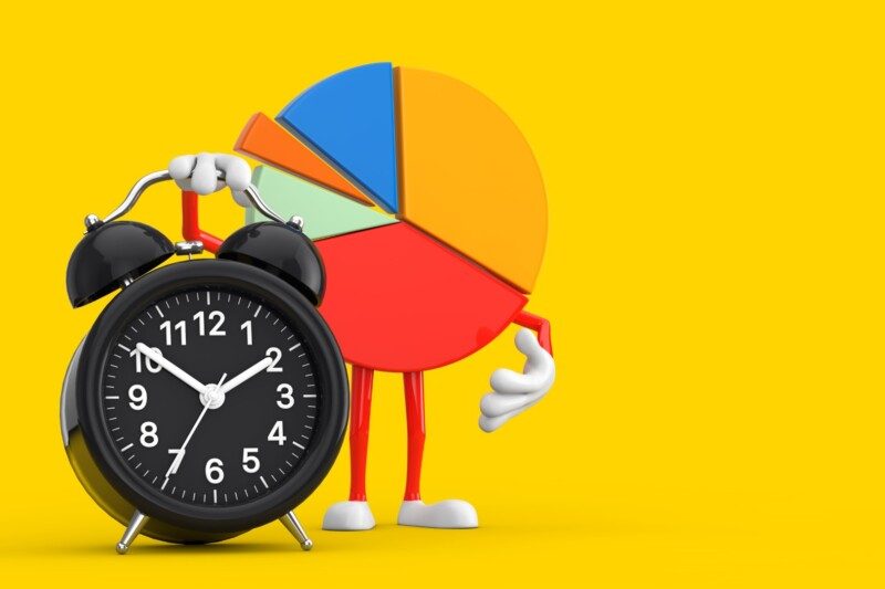 grafica de pie recargandose en un reloj