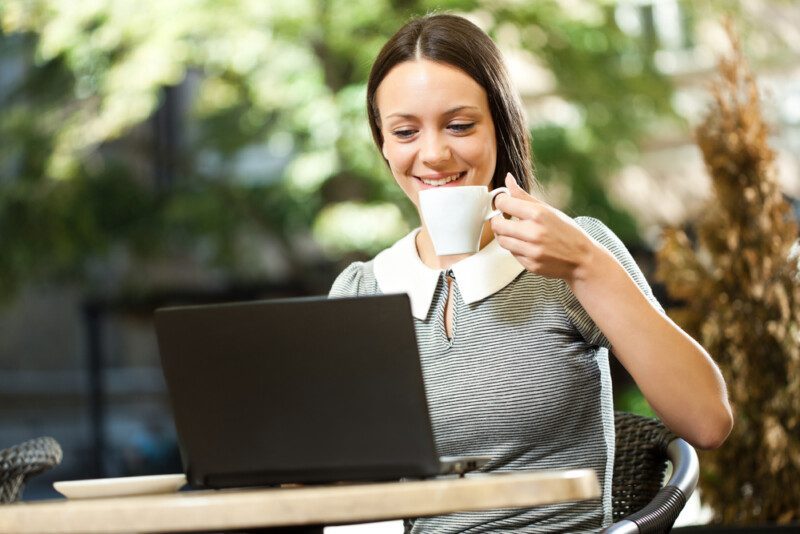 Chica en la cafetería