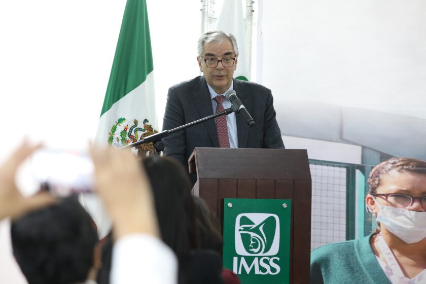 titular de la Dirección de Prestaciones Económicas y Sociales del IMSS, doctor Mauricio Hernández Ávila