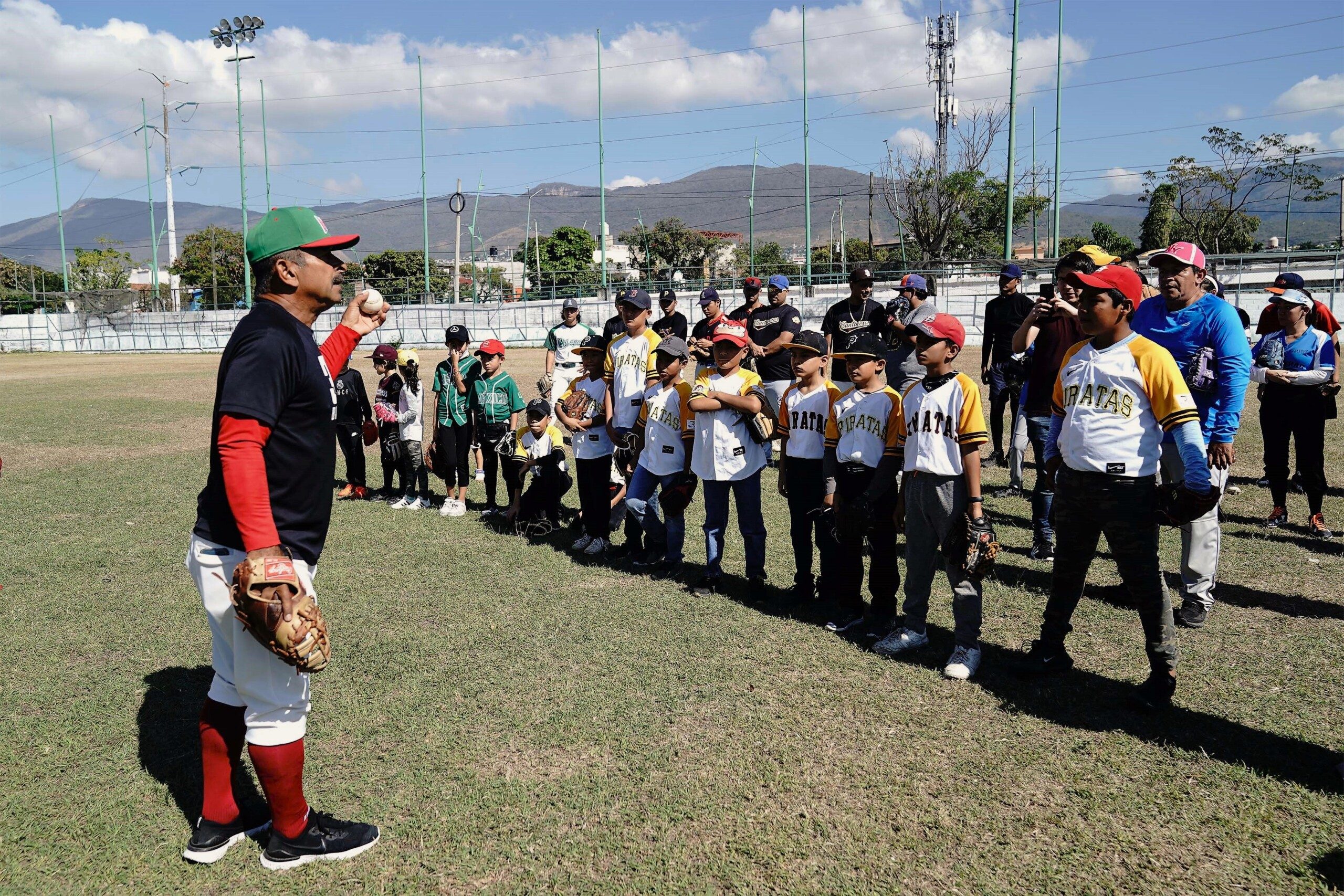 Estuvieron presentes los ex beisbolistas profesionales Miguel Solís, Jesús “Chito” Ríos, Daniel Fernández, Iván “El Terrible” Terrazas y Martín Terrazas, así como autoridades del deporte nacional y estatal.