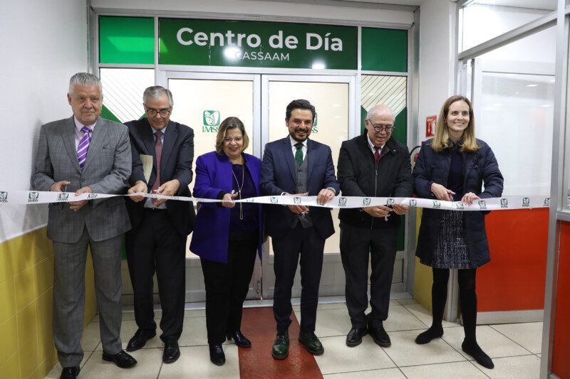 Corte del listón del Centro de Atención de Día para Personas Mayores