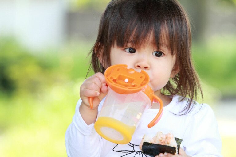 niña con vaso entrenador