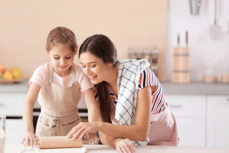 Madre Hija Preparando Masa Mesa Cocina — Foto de Stock Madre y su hija preparando la masa en la mesa en la cocina.