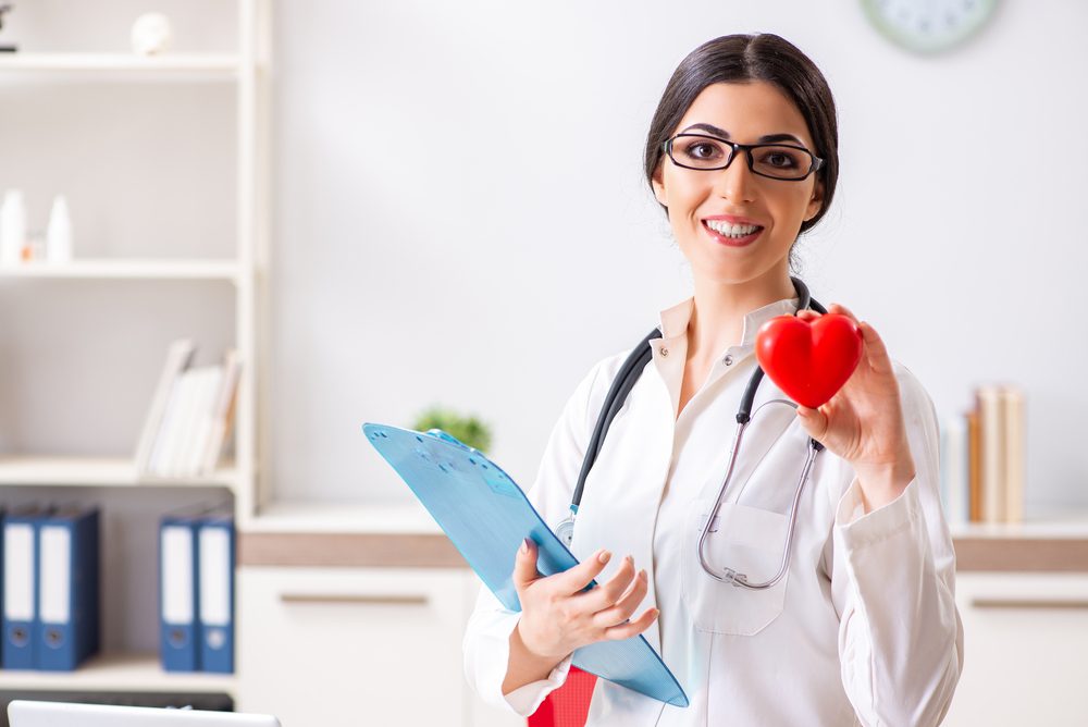 Joven doctor en concepto de cuidado del corazón — Foto de Stock Joven doctor en concepto de cuidado del corazón.