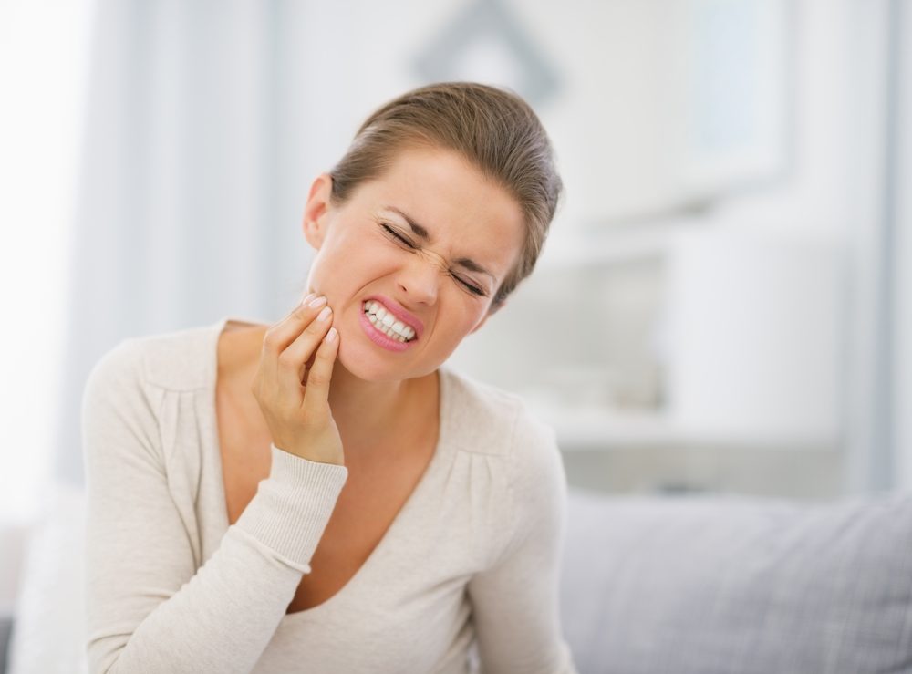 Retrato de mujer joven con dolor de muelas